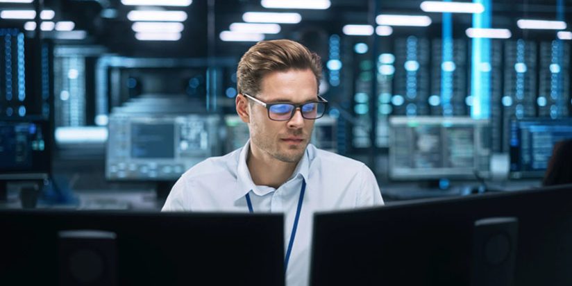 TwoMonitors-1920×1080.webp 数字化变革:卡塔尔的创新之路